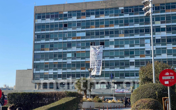 ΑΠΘ: Οι φοιτητές εισέβαλαν στο κτίριο της Πρυτανείας (φωτ.)