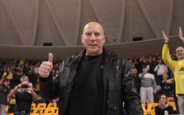 Μπάσκετ: Αποθεώθηκε ο Γκάλης κατά την είσοδό του στο Αλεξάνδρειο (βίντεο)