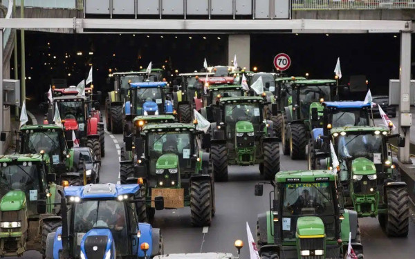 Γαλλία: Διαδηλωτές μπήκαν στην Αγροτική Έκθεση του Παρισιού κατά την επίσκεψη του προέδρου Μακρόν
