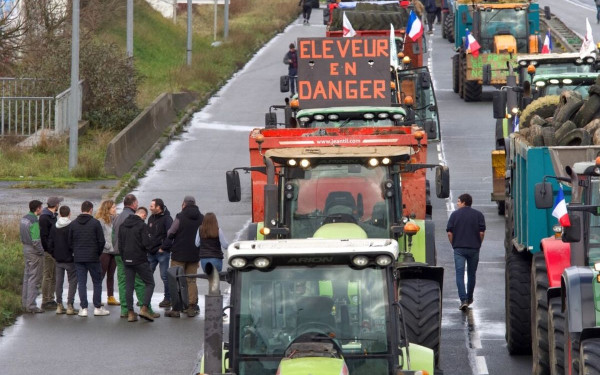 Γαλλία: Τα τρακτέρ κατεβαίνουν στους δρόμους του Παρισιού ενόψει της έναρξης της Αγροτικής Έκθεσης