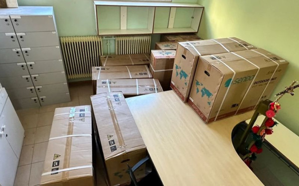 Κασσελάκης: Τέσσερις μήνες μετά τη δωρεά κλιματιστικών που έκανα στο ΕΕΕΕΚ Καλλιθέας, είναι ακόμα στις κούτες