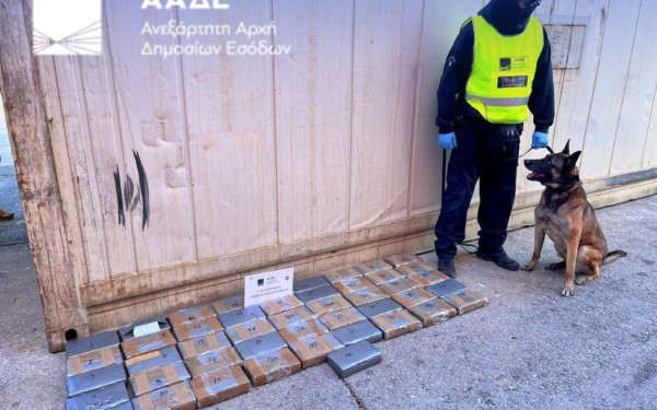 Κοκαΐνη αξίας 2,8 εκ. ευρώ σε container με μπανάνες στον Πειραιά (φωτ.)