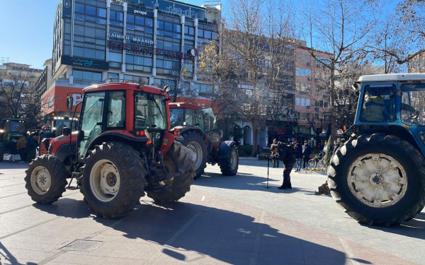 Αγρότες: Συλλαλητήριο με τρακτέρ στο κέντρο της Λάρισας από το μπλόκο της Γυρτώνης