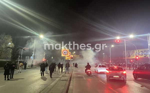 ΑΠΘ: Πετροπόλεμος και χημικά μετά την εισβολή των ΜΑΤ στην πρυτανεία (φωτ. & βίντεο)