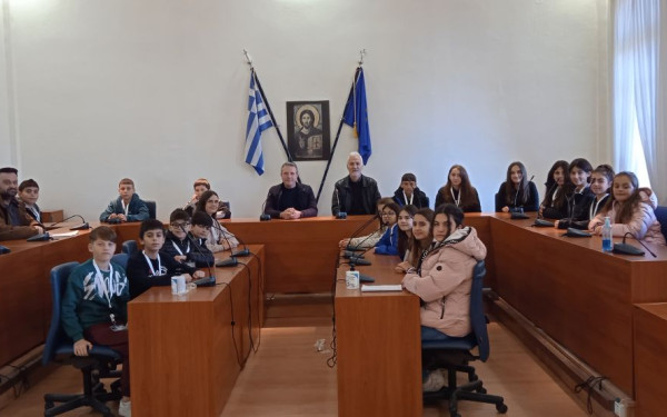 Ο δήμαρχος Πολυγύρου έλαβε γράμμα από μαθητές - Του έγραψαν για τα προβλήματα του τόπου τους (φωτ.)