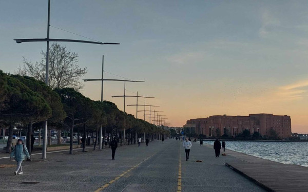 Θεσσαλονίκη: Σκοτεινή και με «μπαλώματα» η Νέα Παραλία - Αυτοψία της «ΜτΚ» (φωτ.)