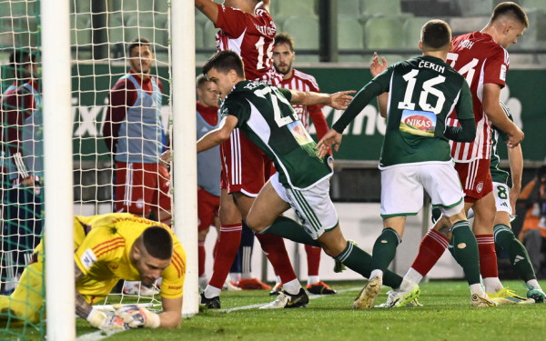 Super League: Ο Παναθηναϊκός νίκησε τον Ολυμπιακό και τον έθεσε εκτός μάχης (βίντεο)