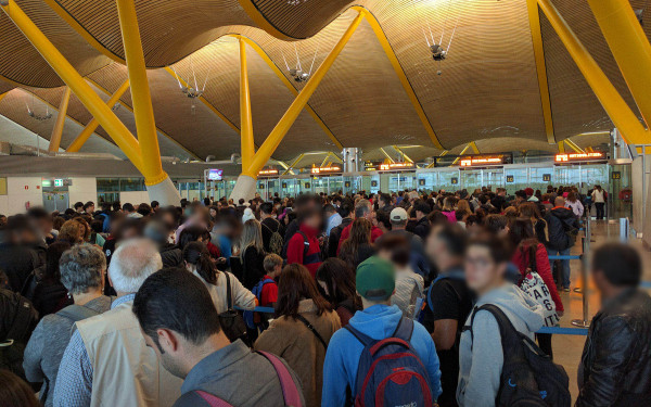 Ισπανία: Εκατοντάδες μετανάστες κοιμούνται στο αεροδρόμιο της Μαδρίτης