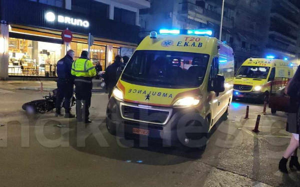 Θεσσαλονίκη: Επειγόντως στο νοσοκομείο ένα άτομο μετά από σοβαρό τροχαίο στη Δελφών