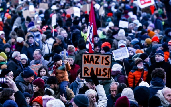 Γερμανία: Χιλιάδες άνθρωποι διαδήλωσαν κατά της ακροδεξιάς