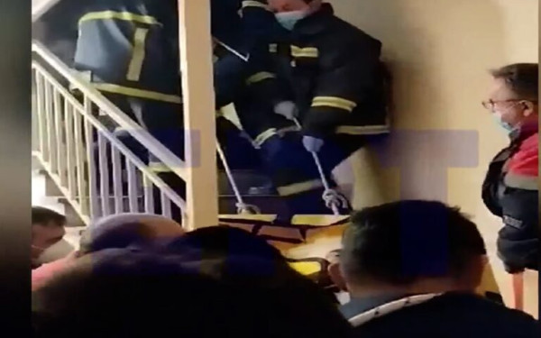 Ιπποκράτειο: 17 πυροσβέστες για τη μεταφορά υπέρβαρου ασθενή - Δείτε βίντεο