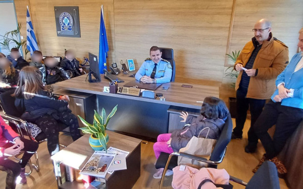 Καστοριά: Μαθητές σε ρόλο δημοσιογράφου «ανακρίνουν» αστυνομικούς (φωτ.)