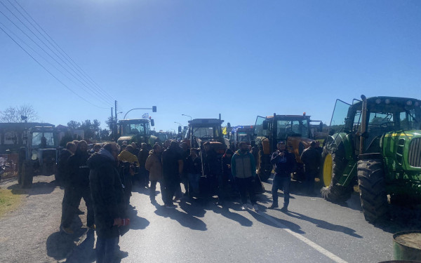 Θεσσαλονίκη: Βγήκαν τα τρακτέρ στην Επανομή - Μπλόκο στο αεροδρόμιο θέλουν οι αγρότες - Στοπ από τους αστυνομικούς στο Πλαγιάρι (βίντεο, φωτ.)