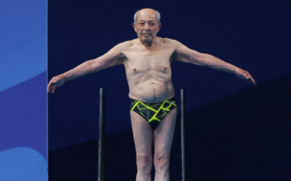 Ιρανός καταδύτης 100 ετών βούτηξε στο παγκόσμιο πρωτάθλημα (βίντεο)