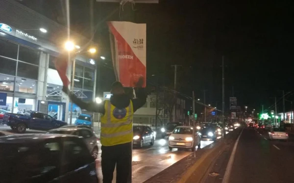 O Χαρδαλιάς «ξήλωσε» τις αφίσες του συνεδρίου του ΣΥΡΙΖΑ-ΠΣ από τους δρόμους της Αθήνας