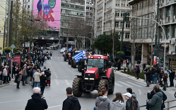 Eπιστρέφουν στα μπλόκα οι αγρότες - Έφυγαν από το Σύνταγμα (βίντεο)