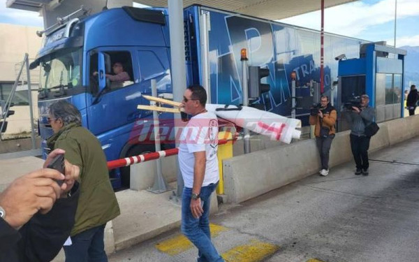 Αγρότες ανέβασαν τις μπάρες στα διόδια της γέφυρας Ρίου - Αντιρρίου: Η διέλευση των οχημάτων γίνεται ελεύθερα (βίντεο, φωτ.)