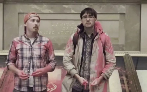 Προσήχθησαν οι 2 ακτιβιστές που πέταξαν ροζ σκόνη στην προθήκη που εκτίθεται το Σύνταγμα των ΗΠΑ (βίντεο)