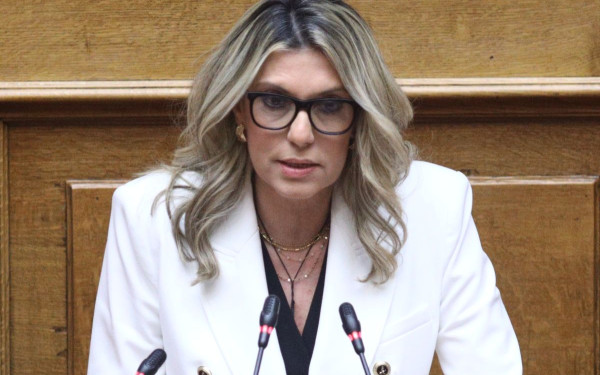 Α. Καραμανλή: Φτάσαμε στο σημείο να θεωρείται ΟΚ ένα παιδί να μην πει ποτέ μαμά