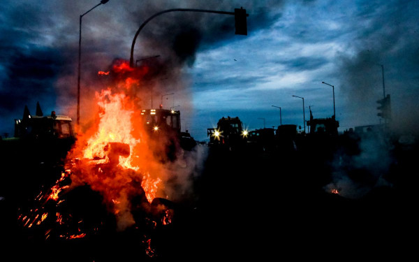 Ανοιγοκλείνουν το τελωνείο Ευζώνων οι αγρότες του μπλόκου