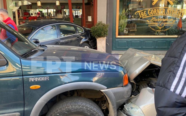 Καλαμάτα: Τρελή πορεία αυτοκινήτου αναστάτωσε την πόλη - Ένα ΙΧ κατέληξε σε ζαχαροπλαστείο (φωτ.)