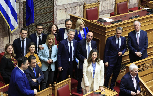 Υπερψηφίστηκε με 176 «ΝΑΙ» το νομοσχέδιο για τον γάμο των ομόφυλων - 76 «ΟΧΙ», 2 «ΠΑΡΩΝ» και 46 αποχές