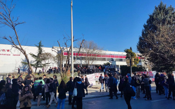 Σπουδές στην Ελλάδα με όνειρα για το εξωτερικό - Οι φόβοι των φοιτητών και η ενίσχυση του «brain drain» (βίντεο) Σπουδές στην Ελλάδα με όνειρα για το εξωτερικό - Οι φόβοι των φοιτητών και η ενίσχυση του «brain drain» (βίντεο)