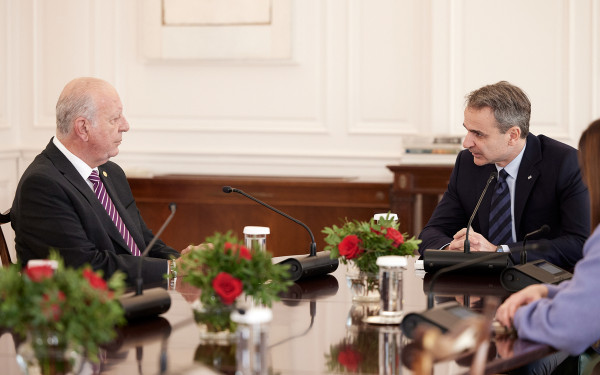 Ο Κυρ. Μητσοτάκης υποδέχτηκε τον δήμαρχο Μόρφου Βίκτωρα Χατζηαβραάμ