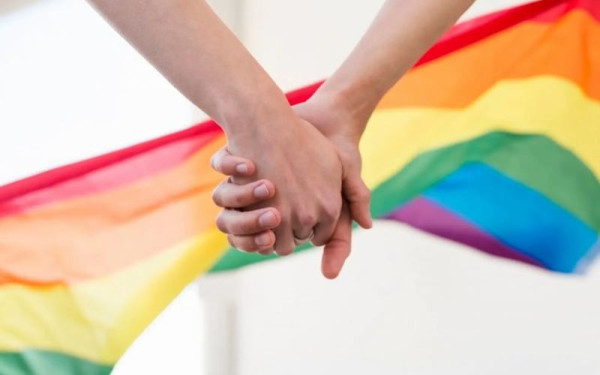 Διεθνή ΜΜΕ: «Η Ελλάδα, η πρώτη ορθόδοξη χώρα που νομιμοποιεί» τον γάμο των ομοφύλων ζευγαριών