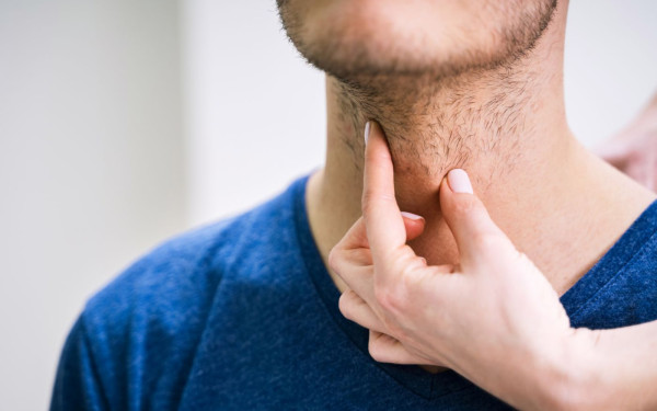 Όζοι θυρεοειδούς: Είδη, συμπτώματα και θεραπεία