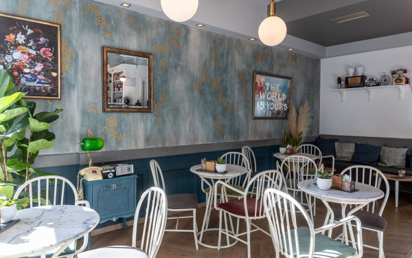 Σπιρτόκουτο: Ένα πανέμορφο γαλλικό café bar bistro στην καρδιά της Πυλαίας