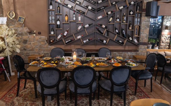 Το Πέτρινο: Παραδοσιακές τοπικές γεύσεις σε ένα υπέροχο εστιατόριο για όλες τις εποχές