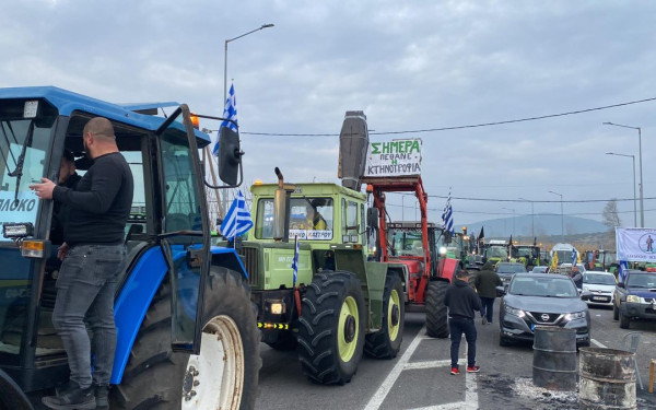 Στα μπλόκα τους οι αγρότες - Αποφασίζουν τις επόμενες κινητοποιήσεις τους
