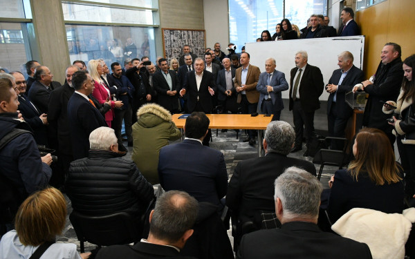 Το κράτος… ευημερεί, αλλά «στραγγαλίζει» οικονομικά τους δήμους