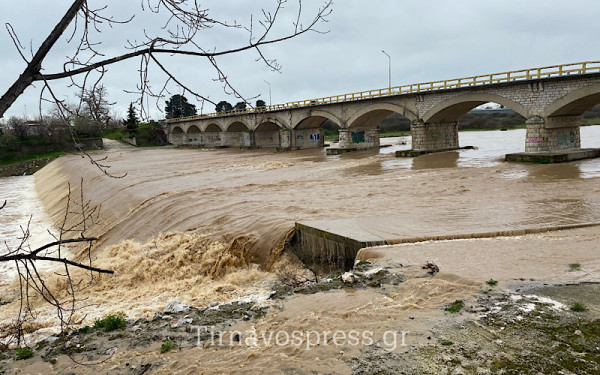 Μεγάλες ποσότητες νερού κατεβάζει ο ποταμός Τιταρήσιος στον Τύρναβο (φωτ.)