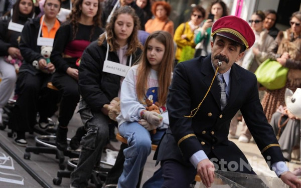 Λέσβος - Το «τρένο του θανάτου» ξεκίνησε στη Μυτιλήνη: Ένα συγκλονιστικό δρώμενο για τα Τέμπη (βίντεο, φωτ.)