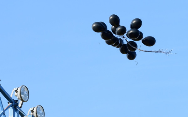 Ο Παναιτωλικός τίμησε τη μνήμη των θυμάτων στα Τέμπη: 57 μαύρα μπαλόνια πέταξαν στον ουρανό (βίντεο)