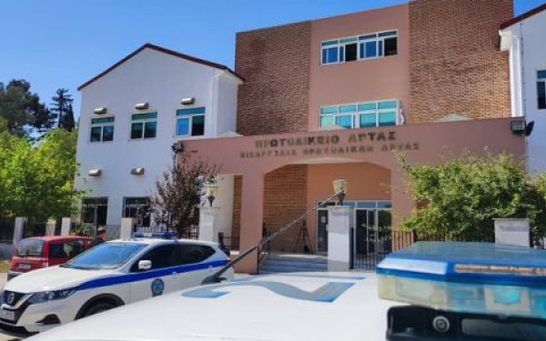 Άρτα: Ξυλοδαρμοί, επεισόδια και λιποθυμίες στα δικαστήρια - Ιερέας ο πρωταγωνιστής