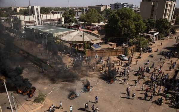 «Σφαγή» σε καθολική εκκλησία στην Μπουρκίνα Φάσο: Τουλάχιστον 15 νεκροί από πυρά τρομοκρατών