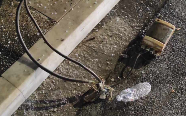 Θεσσαλονίκη: Μεθυσμένη οδηγός πήρε παραμάζωμα τις λάμπες στην παραλιακή - Δείτε φωτογραφίες