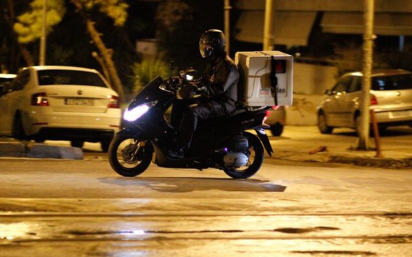 Θεσσαλονίκη: Παρέμβαση για τις καταγγελίες παρακράτησης φιλοδωρημάτων από τους διανομείς (βίντεο)