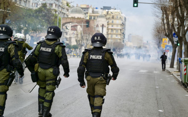 Θεσσαλονίκη: Καταγγελία για τραυματισμό διαδηλώτριας από απρόκλητη επίθεση των ΜΑΤ στην πορεία επετείου των Τεμπών (φωτ.)