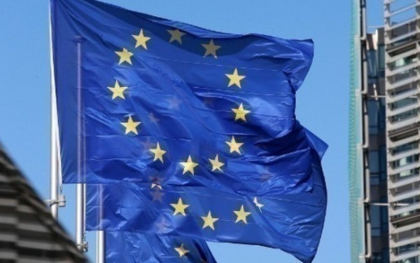 Το Ευρωπαϊκό Λαϊκό Κόμμα υπέρ της μεταφοράς αιτούντων άσυλο σε τρίτες χώρες