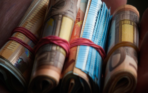 Ελαφρά άνοδος για το ευρώ, μετά τη νίκη της Μαρίν Λεπέν στον πρώτο γύρο των γαλλικών εκλογών Ελαφρά άνοδος για το ευρώ, μετά τη νίκη της Μαρίν Λεπέν στον πρώτο γύρο των γαλλικών εκλογών