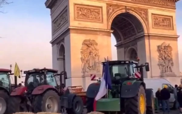 Παρίσι: Αγρότες πέταξαν σανό στην Αψίδα του Θριάμβου - 66 συλλήψεις (βίντεο)