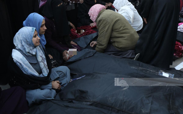 Τόπος θανάτου η Γάζα: Πάνω από 30.000 οι νεκροί στον πόλεμο - Συνεχίζει τους βομβαρδισμούς το Ισραήλ