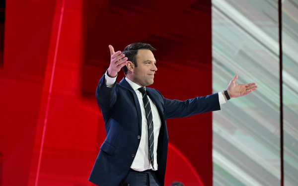 "Σφυρίζει" την έναρξη του αγώνα των ευρωεκλογών και παρουσιάζεται στον στρατό ο Κασσελάκης