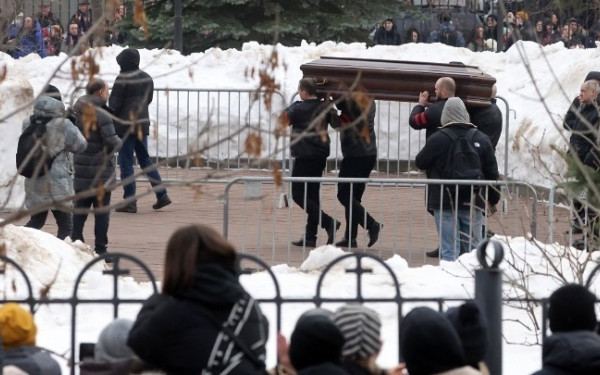 Ρωσία: Ο Ναβάλνι κηδεύτηκε στη Μόσχα - Χιλιάδες φώναζαν τo όνομά του και αντιπολεμικά συνθήματα