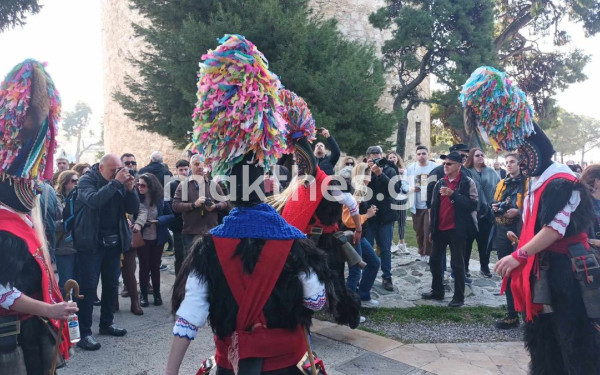 Θεσσαλονίκη: «Πλημμύρισε» από κωδωνοφόρους η παραλιακή- Η ιστορία του εθίμου (βίντεο, φωτ.)