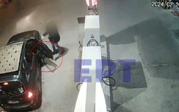 Θεσσαλονίκη: Τρόμος για ιδιοκτήτρια βενζινάδικου στο Καλοχώρι - Την απείλησαν με όπλο και άρπαξαν τον σταυρό από τον λαιμό της (βίντεο)